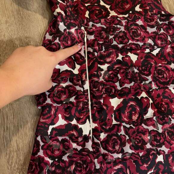 White House Black Market Red Rose Floral Ruffle Layered Sleeveless Blouse Top - Picture 6 of 6